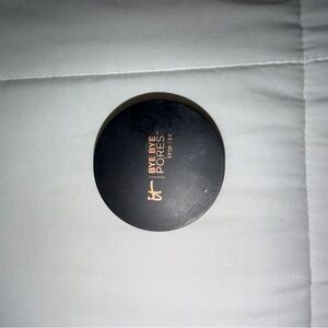 IT Cosmetics Bye Bye Pores Compact in Black and Gold